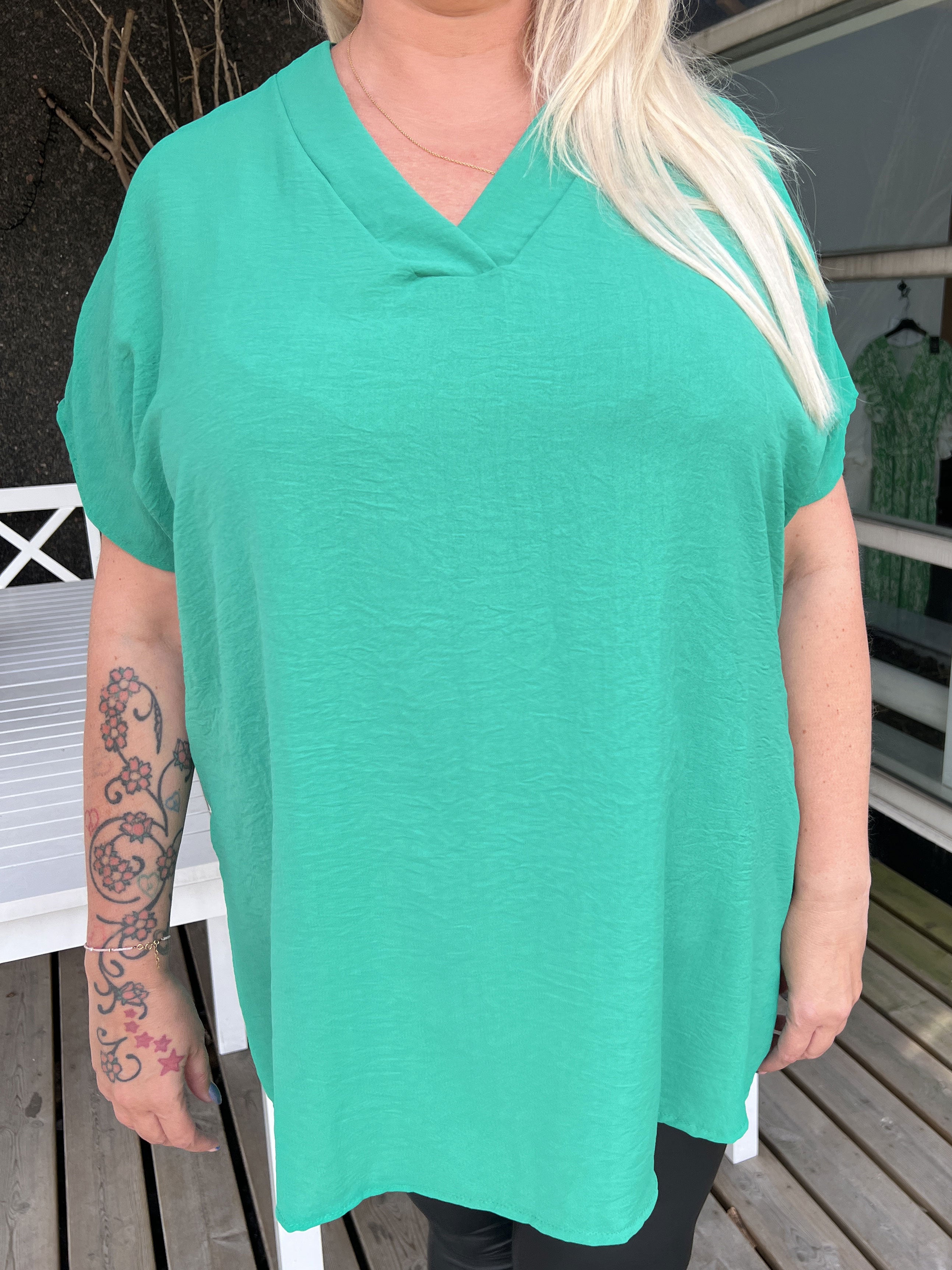 Katrine - Sød plus size tunika med blonde i ryggen